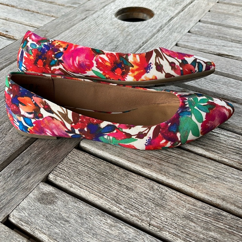 Christian Siriano Pink & Green Floral Pointed Flats - Picture 4 of 13